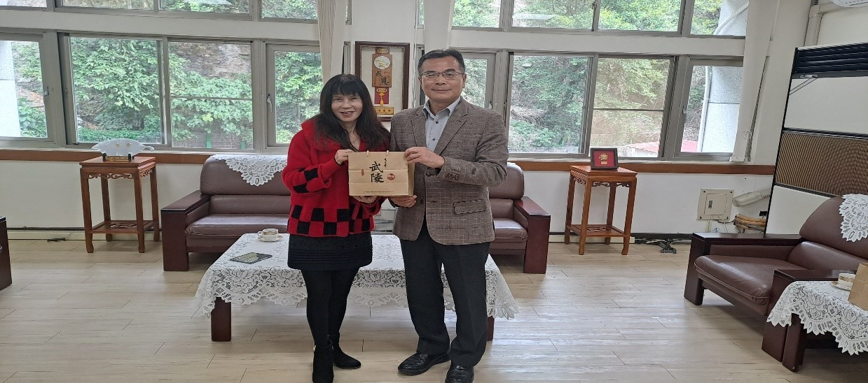 中華民國犯罪矯正協會宜花東分會李副主委金葉-致贈代表